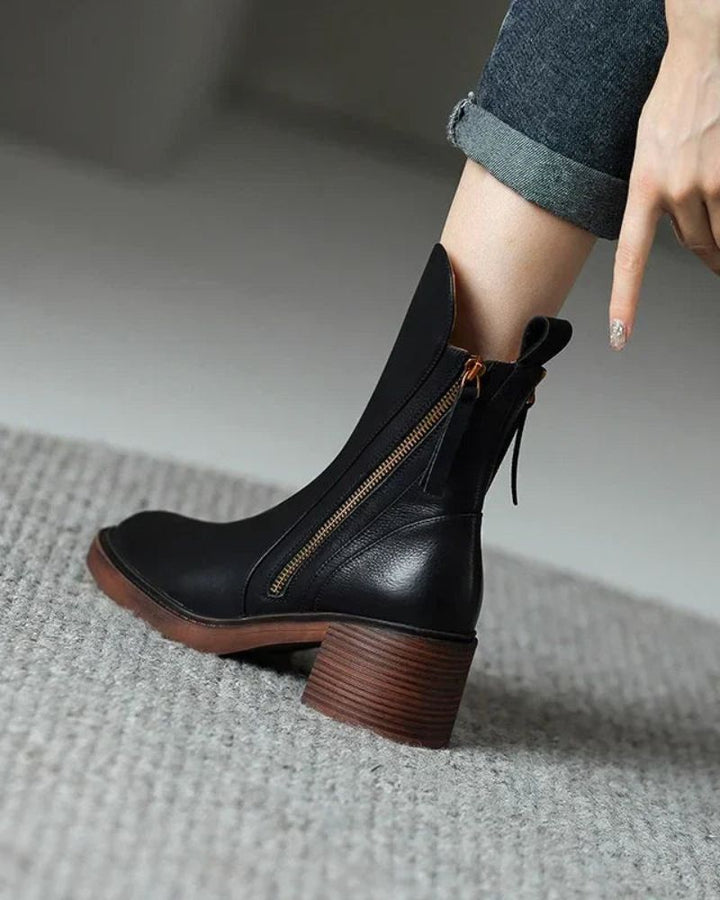 Valorine™ | Black leather boots with a comfortable heel, elegant and timeless