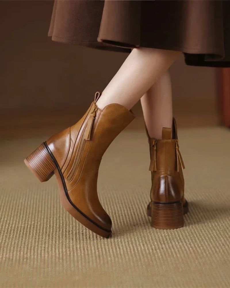 Valorine™ | Black leather boots with a comfortable heel, elegant and timeless