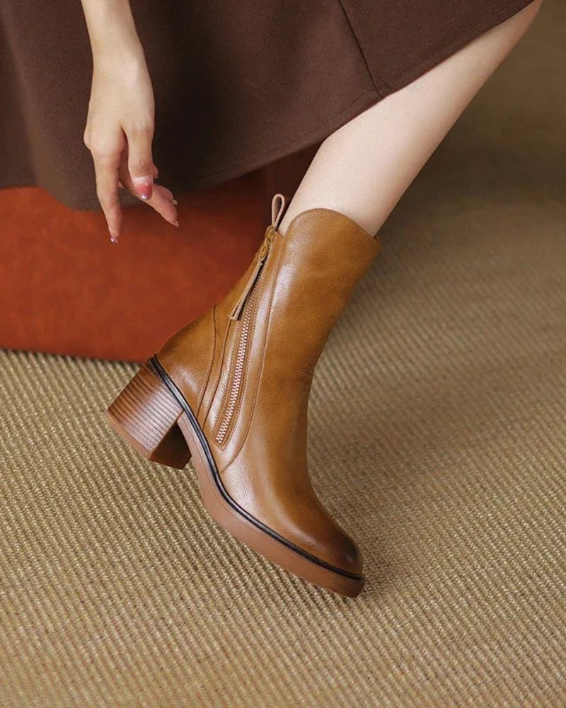 Valorine™ | Black leather boots with a comfortable heel, elegant and timeless